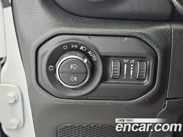 Jeep Wrangler 2021 — Фото 18/19