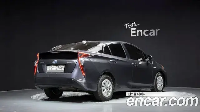 Toyota Prius 2018 — Фото 2/20