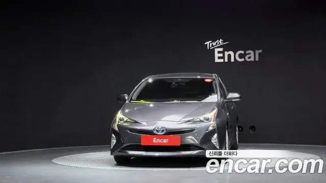 Toyota Prius 2018 — Фото 3/20