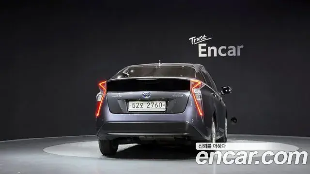 Toyota Prius 2018 — Фото 4/20