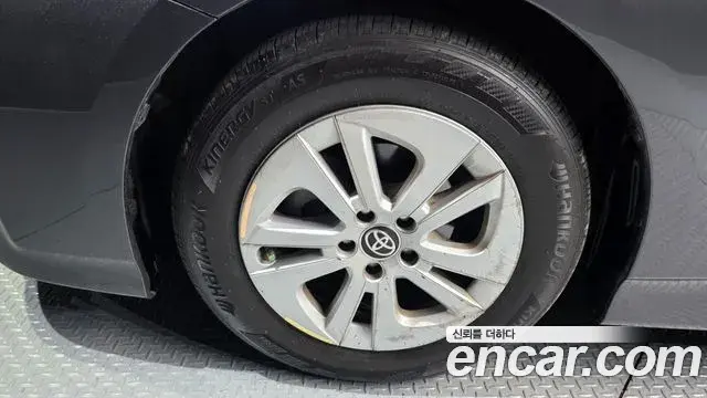Toyota Prius 2018 — Фото 5/20