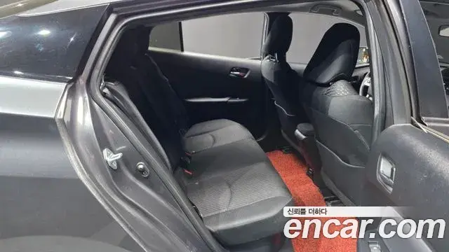 Toyota Prius 2018 — Фото 12/20