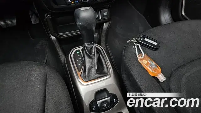 Jeep Renegade 2022 — Şəkil 22/33