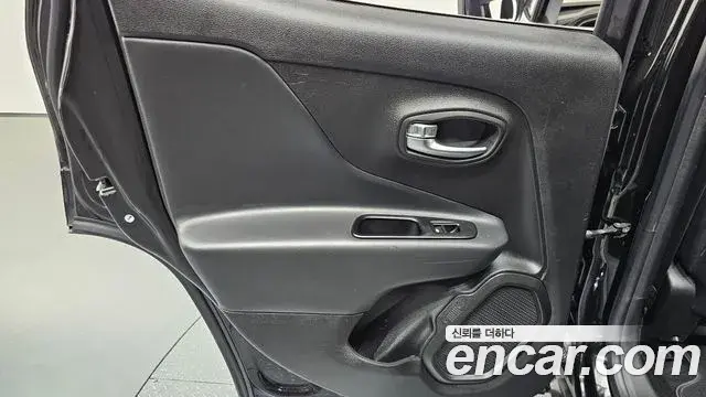 Jeep Renegade 2022 — Şəkil 8/33