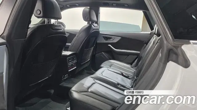 Audi Q8 2020 — ფოტო 33/36