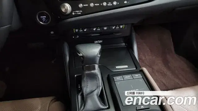 Lexus ES300h 2022 — Şəkil 22/34