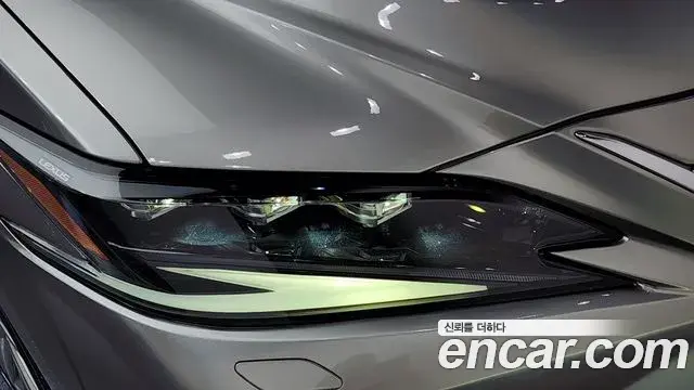 Lexus ES300h 2022 — Şəkil 13/34