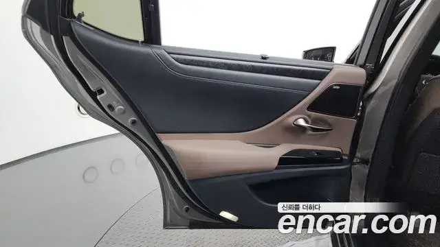 Lexus ES300h 2022 — Şəkil 26/34