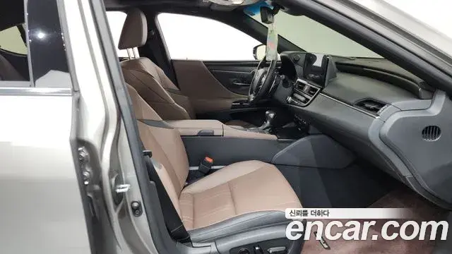 Lexus ES300h 2022 — Şəkil 31/34