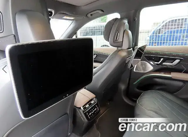 Mercedes-Benz EQS SUV 2023 — Photo 8/20