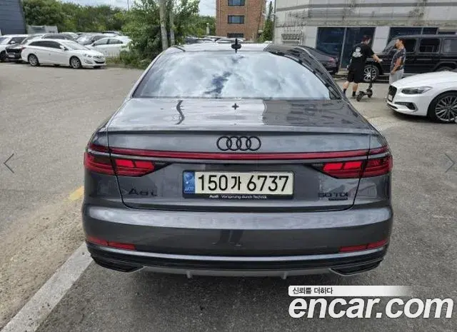 Audi A8 2021 — Şəkil 18/20