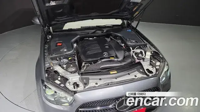 Mercedes-Benz E-Class 2022 — ფოტო 15/20