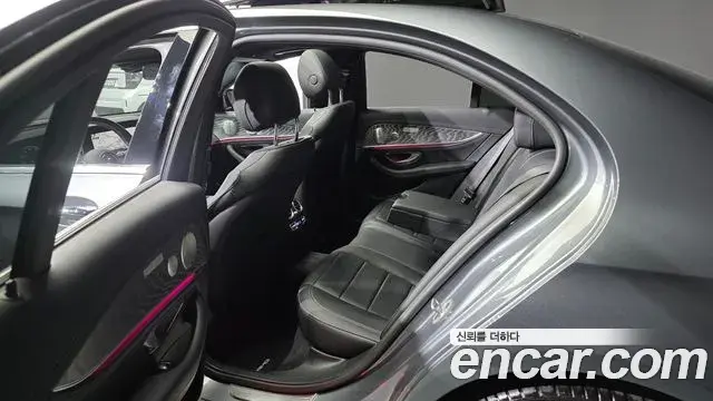 Mercedes-Benz E-Class 2022 — ფოტო 8/20