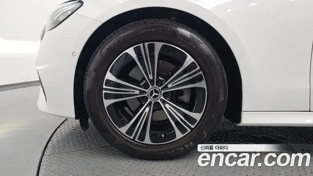 Mercedes-Benz E-Class 2024 — Photo 5/20