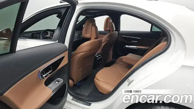 Mercedes-Benz E-Class 2024 — Photo 12/20