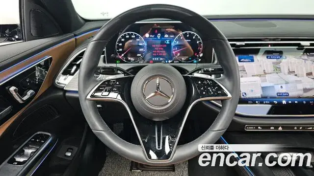 Mercedes-Benz E-Class 2024 — Photo 13/20