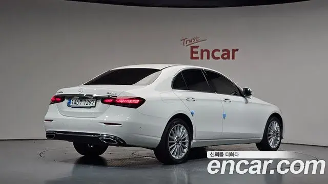 Mercedes-Benz E-Class 2023 — Şəkil 28/36