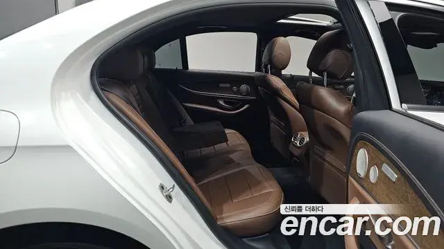 Mercedes-Benz E-Class 2023 — Şəkil 4/36