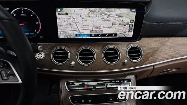 Mercedes-Benz E-Class 2023 — Şəkil 32/36