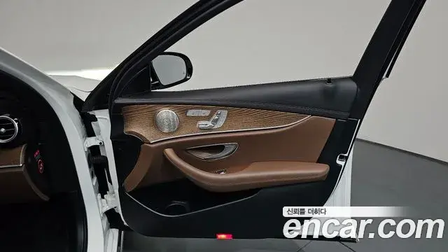 Mercedes-Benz E-Class 2023 — Şəkil 22/36