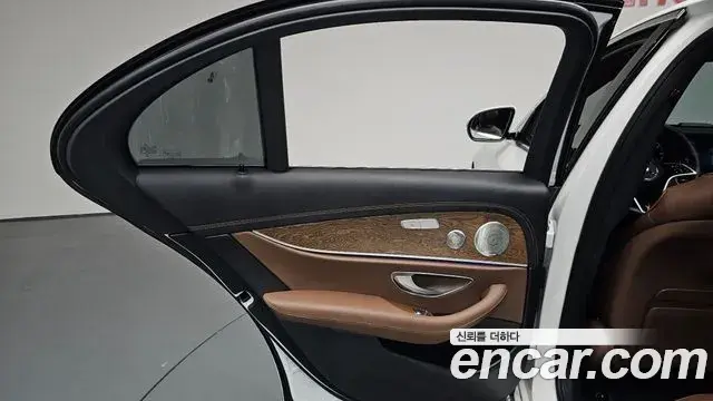 Mercedes-Benz E-Class 2023 — Şəkil 27/36