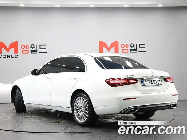Mercedes-Benz E-Class 2023 — Photo 10/20