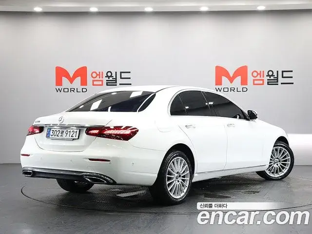 Mercedes-Benz E-Class 2023 — Photo 9/20