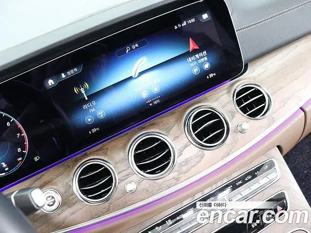 Mercedes-Benz E-Class 2023 — Photo 8/20