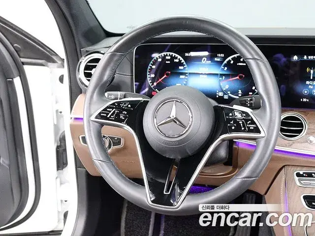 Mercedes-Benz E-Class 2023 — Photo 1/20