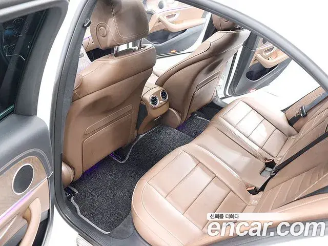 Mercedes-Benz E-Class 2023 — Photo 14/20