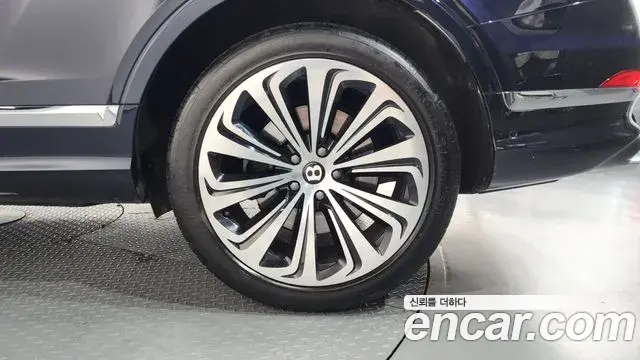 Bentley Bentayga 2022 — ფოტო 8/36