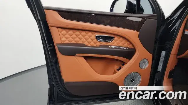Bentley Bentayga 2022 — ფოტო 14/36
