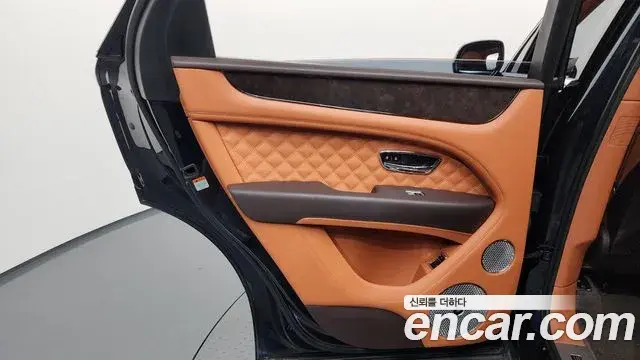 Bentley Bentayga 2022 — ფოტო 17/36