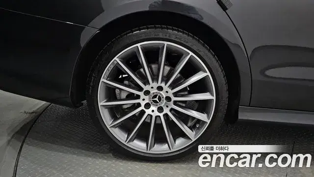 Mercedes-Benz E-Class 2022 — ფოტო 12/35