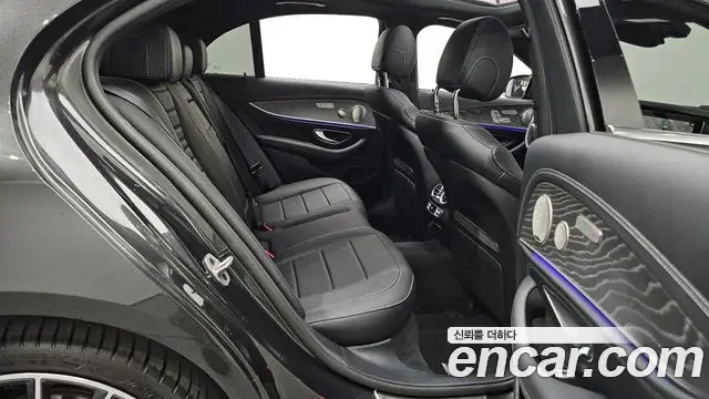 Mercedes-Benz E-Class 2022 — ფოტო 31/35