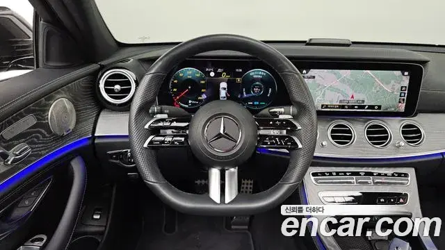 Mercedes-Benz E-Class 2022 — ფოტო 30/35