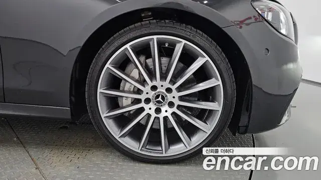 Mercedes-Benz E-Class 2022 — ფოტო 34/35