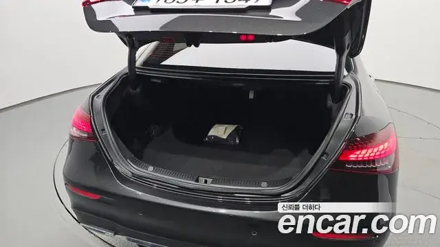 Mercedes-Benz E-Class 2022 — ფოტო 17/35