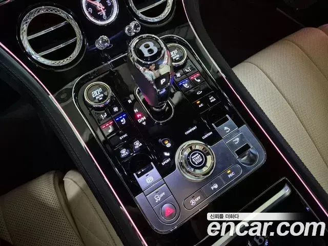 Bentley Continental GT 2022 — ფოტო 13/20