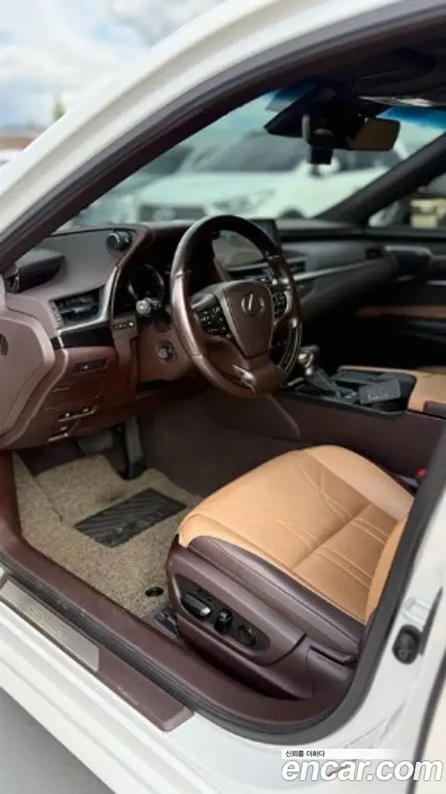 Lexus ES300h 2021 — Şəkil 2/17