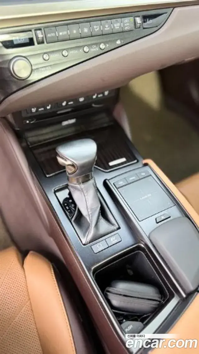 Lexus ES300h 2021 — Şəkil 14/17