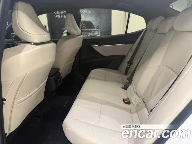 Toyota Camry 2025 — ფოტო 8/15