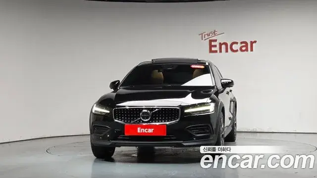 Volvo V60 Cross Country 2023 — Фото 3/20