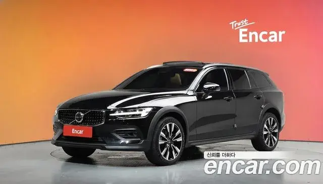 Volvo V60 Cross Country 2023 — Фото 1/20