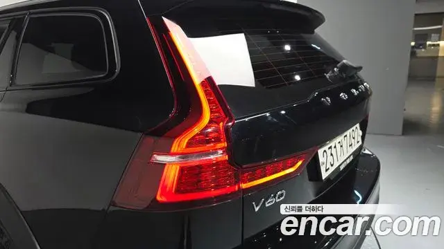 Volvo V60 Cross Country 2023 — Photo 12/39