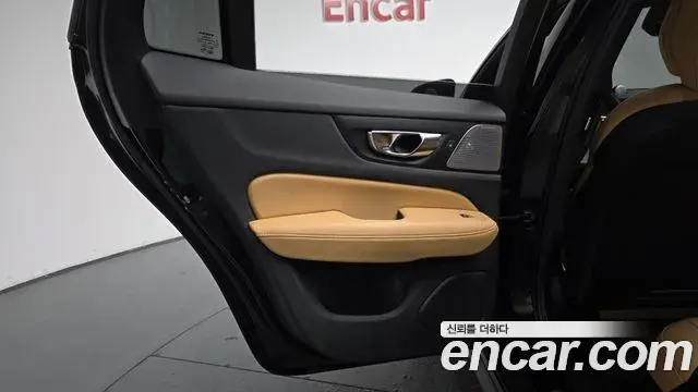 Volvo V60 Cross Country 2023 — Photo 24/39