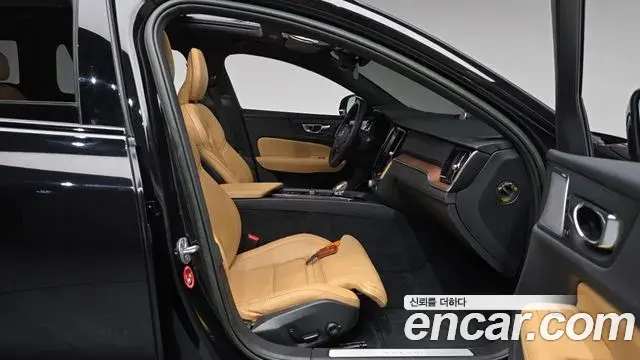 Volvo V60 Cross Country 2023 — Photo 10/39