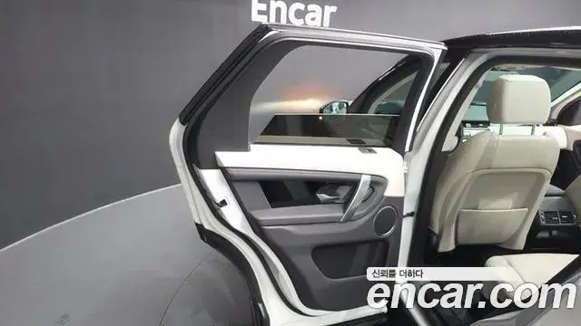 Land Rover Discovery Sport 2020 — Photo 19/41