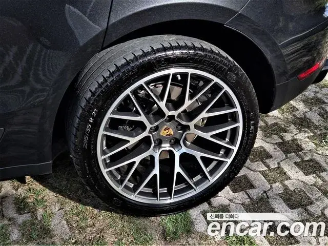 Porsche Macan 2021 — ფოტო 19/20
