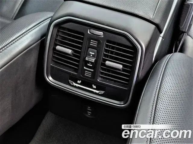 Porsche Macan 2021 — ფოტო 11/20